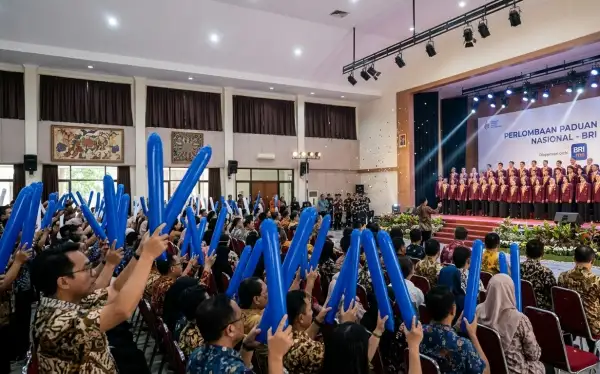 Penonton memberikan dukungan dengan balon tepuk Muara Enim berwarna biru saat perlombaan paduan suara berlangsung di dalam gedung.