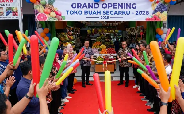 Prosesi pemotongan pita grand opening toko buah disambut meriah oleh pengunjung di pintu masuk toko.