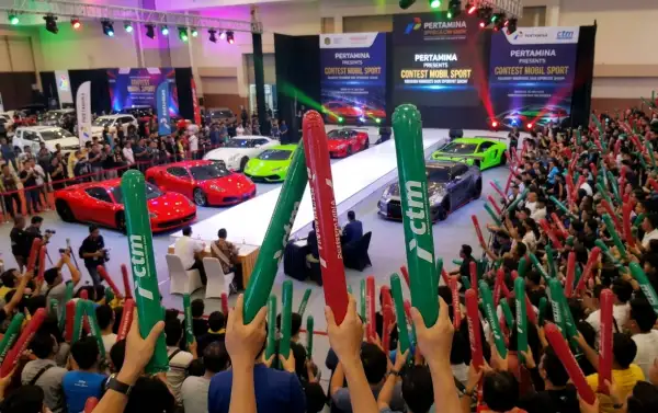 balon tepuk muna saat digunakan melihat kontes mobil sports