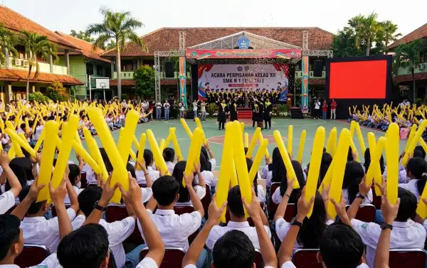 balon tepuk muna digunakan pada acara wisuda kelas 12 di sebuah sekolah smk
