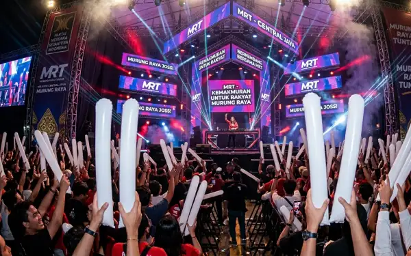 Penonton mengangkat Balon Tepuk Murung Raya saat menyaksikan konser dj.