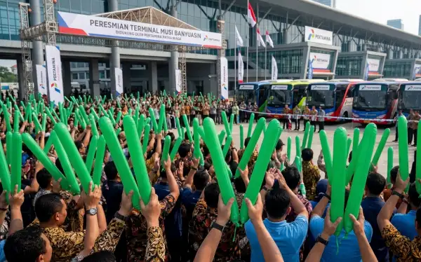 Peserta menghadiri peresmian Terminal Musi Banyuasin sambil melambaikan balon tepuk hijau sebagai bentuk dukungan dan perayaan bersama.