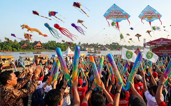 Pengunjung memeriahkan Festival Layangan yang dipenuhi aneka layangan.