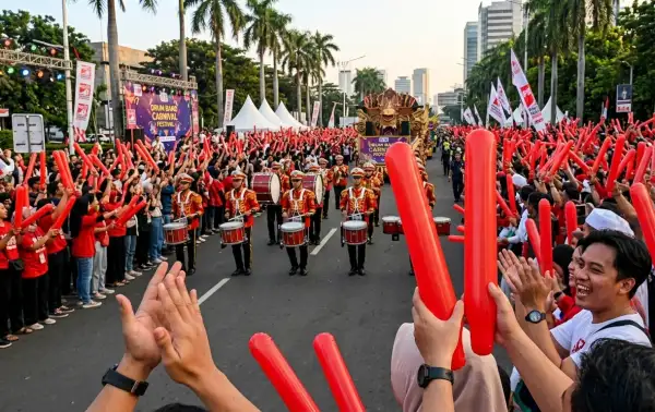 Balon tepuk musi rawas digunakan untuk menyemarakkan festival drum band dengan peserta membawa balon merah di sepanjang jalan.