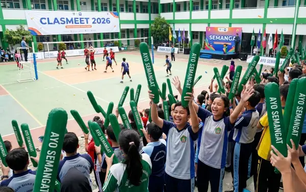 Penonton memberikan semangat dalam acara Clasmeet di lingkungan sekolah.
