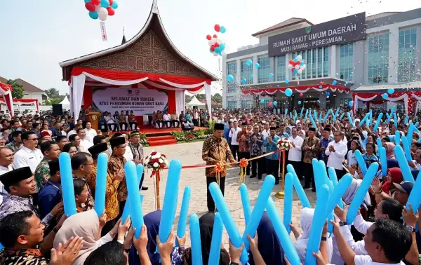 Balon tepuk musi rawas berwarna biru digunakan penonton saat menghadiri acara peresmian rumah sakit baru.