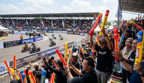 balon tepuk nganjuk digunakan penonton menambah semarak balap motor