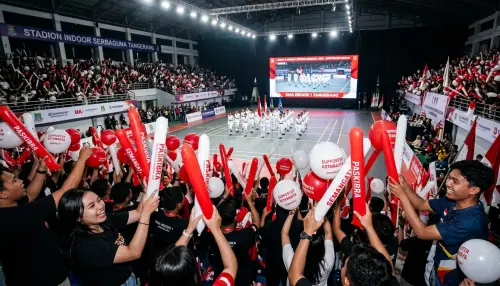 balon tepuk saat digunakan p[enonton pada acara lomba paskibra