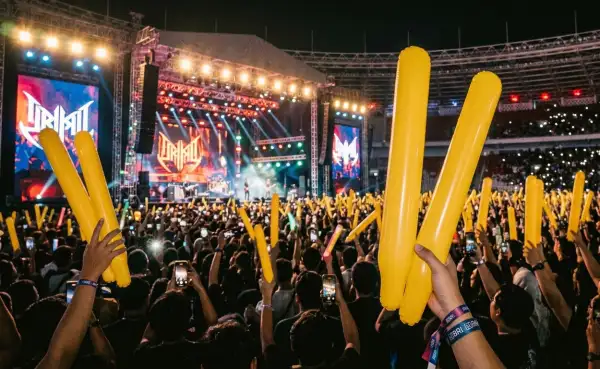 penonton sedang menikmati suasana konser musik malam hari