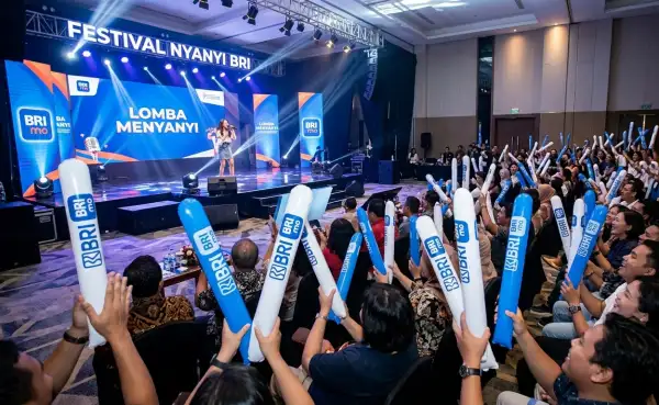 Penontonmemberiakn semangat saat acara lomba menyanyi.