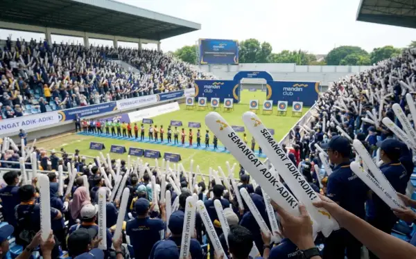 balon tepuk nunukan digunakan oleh penonton untuk memeriahkan lomba panahan