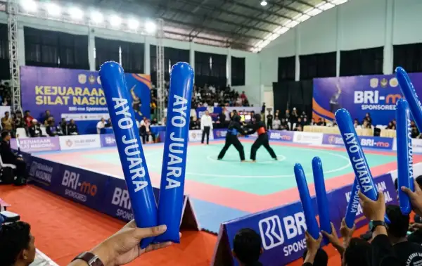 Balon tepuk Ogan Komering Ulu digunakan penonton untuk menyemangati peserta kejuaraan silat di dalam gedung olahraga.