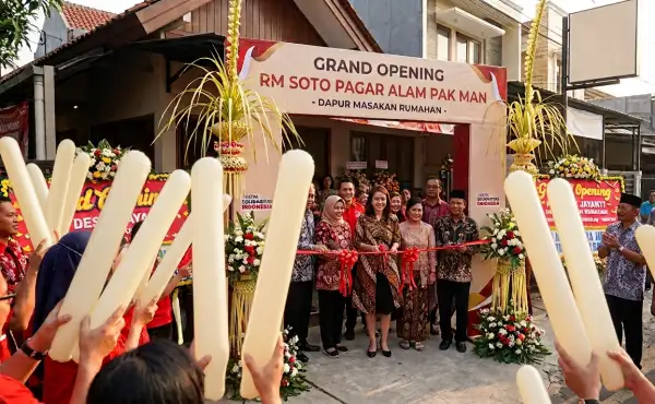 balon tepuk pagar alam digunakan saat peresmian rumah makan baru