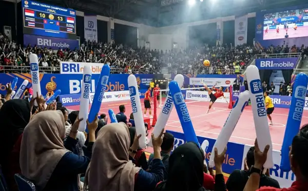 Balon tepuk Pakpak Bharat digunakan penonton saat mendukung pertandingan bola tangan di dalam arena.