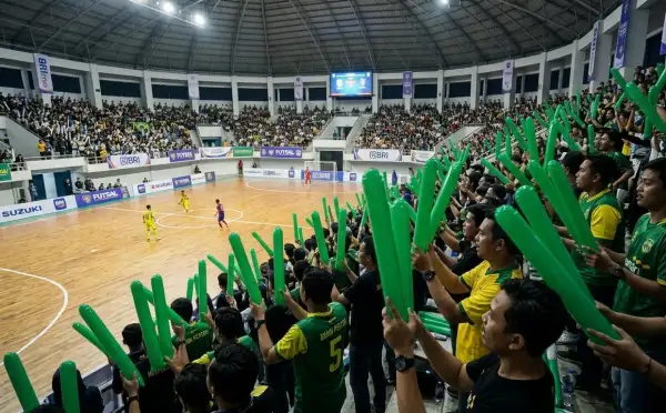 Suasana pertandingan futsal semakin meriah dengan di hadiri banyak penonton 