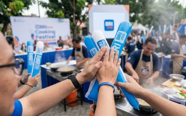 Pendukung saling saat memeriahkan lomba memasak di area festival kuliner.