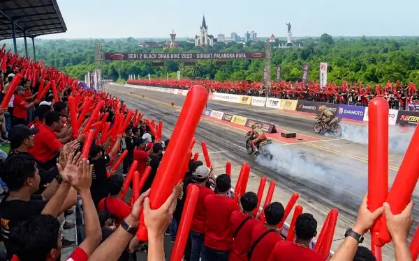 Balon tepuk Palangka Raya memberikan semangat kepada penonton yang menyaksikan perlombaan drag motor di sirkuit.