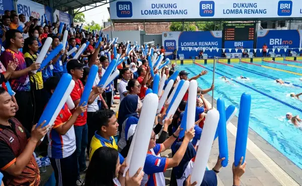 Balon tepuk Palembang berwarna biru dan putih digunakan penonton saat menyaksikan lomba renang.