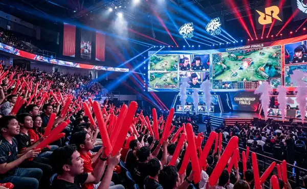 Penonton memberikan dukungan dalam turnamen gamers.