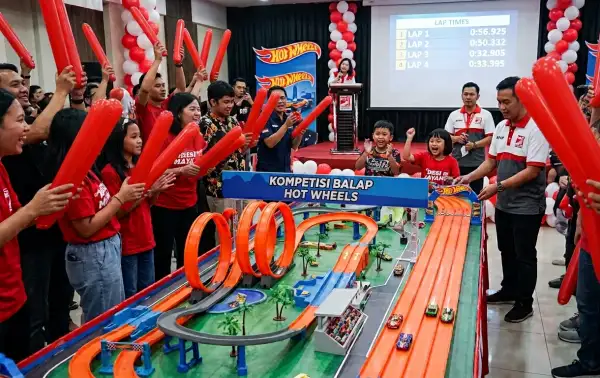 balon tepuk pamasan digunakan saat menonton perlombaan mainan hotwhlees
