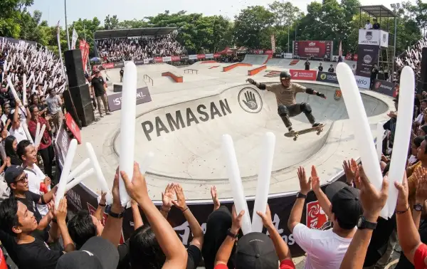 Balon tepuk pamasan digunakan untuk memeriahkan acara skateboard dengan penonton yang memberikan semangat kepada peserta.
