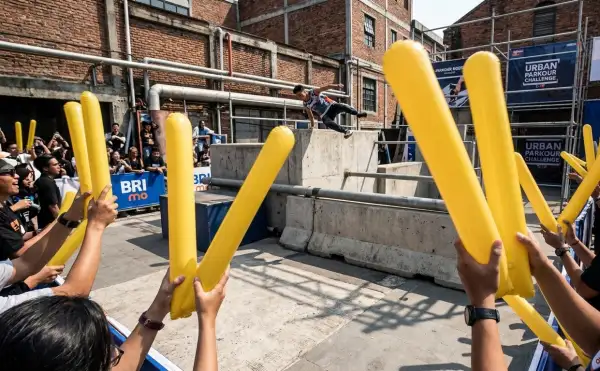 Penonton menyemangati peserta pada ajang lomba parkour.