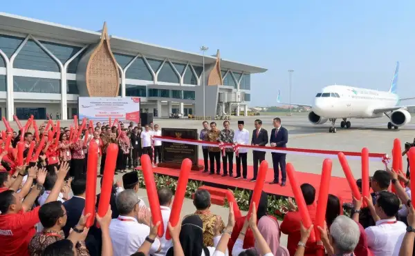 Balon tepuk Pariaman warna merah digunakan oleh peserta untuk memeriahkan acara peresmian bandara.