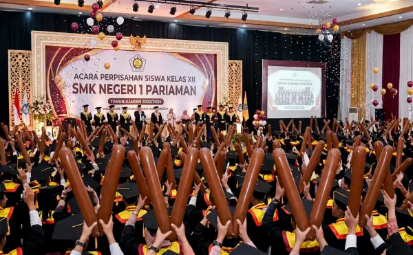 Wisuda dan perpisahan siswa SMK dengan balon tepuk cokelat yang memenuhi aula acara.