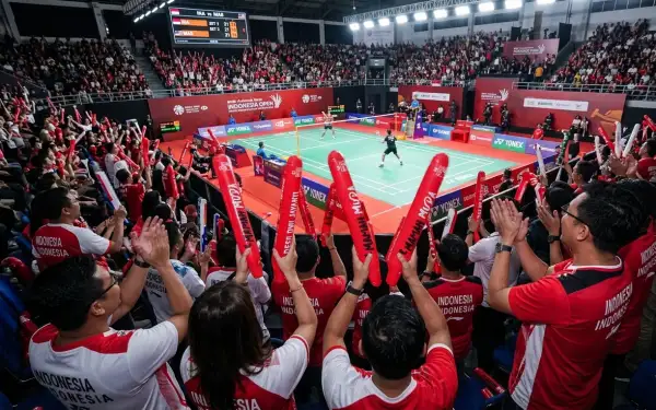 balon tepuk parigi moutong sedang digunakan untu melihat pertandingan batminton