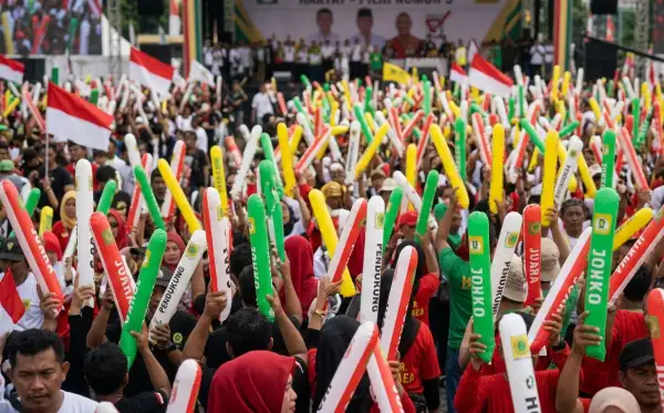 Balon tepuk Pati digunakan massa untuk memeriahkan kegiatan kampanye dengan suasana penuh semangat