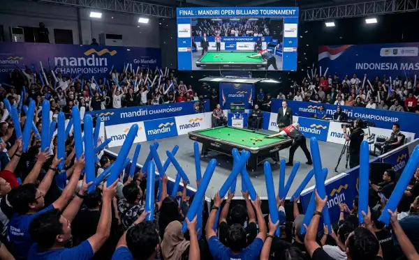 Penonton sedang mendukung pertandingan biliard