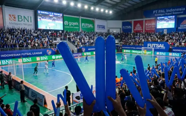 balon tepuk pekalongan sedang digunakan saat mendukung pertandingan futsal