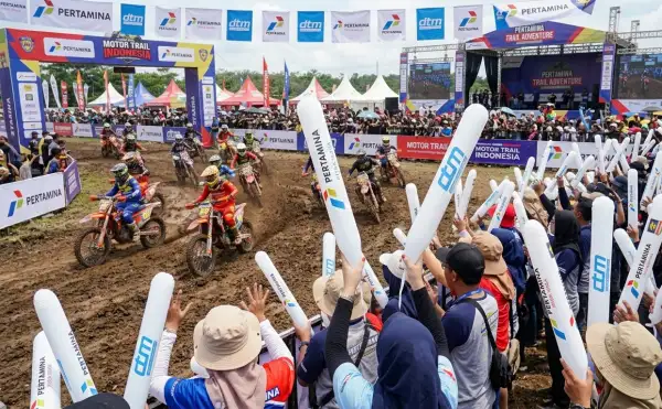 balon tepuk pelalawan sedang digunakan pada acara motor trail