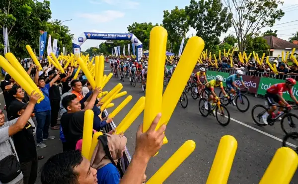 balon tepuk pemalang saat digunakan untuk mendukung peserta lomba sepeda