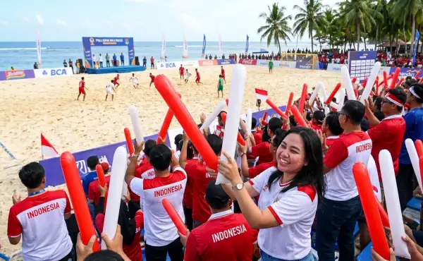 Suporter menyaksikan pertandingan sepak bola pantai