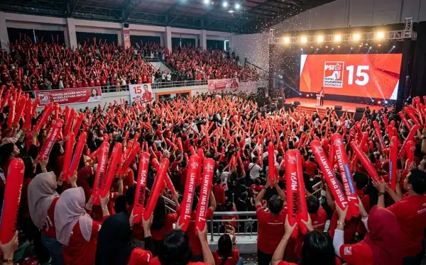 Balon tepuk untuk memeriahkan kegiatan kampanye di Penajam Paser Utara