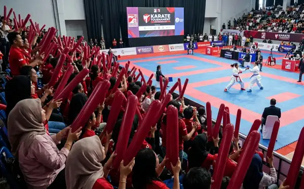 Balon tepuk sebagai pendukung penonton dalam perlombaan karate
