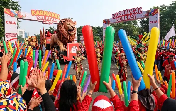 Balon tepuk pesisir pantai berwarna-warni digunakan untuk memeriahkan suasana Karnaval Selatan 2026.