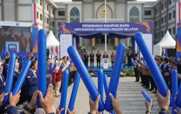 mahasiswa sedang menghadiri acara peresmian kampus baru.