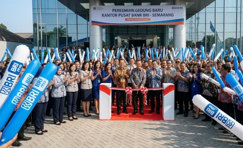 balon tepuk polewali mandar digunakan saat peresmian gedung bank baru