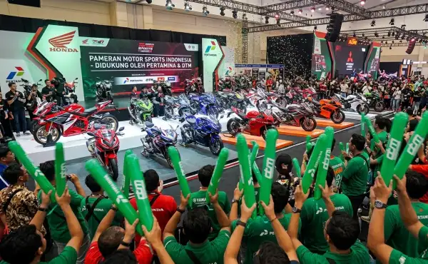 balon tepuk poso sedang digunakan saat ada pameran motor sports
