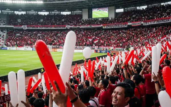 balon tepuk prabumulih digunakan saat memeriahkan pertandingan sepak bola