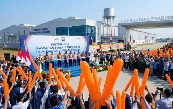 Para tamu undangan menyambut acara peresmian kawasan pabrik industri dengan balon tepuk Prabumulih berwarna oranye sebagai bentuk dukungan dan kemeriahan.