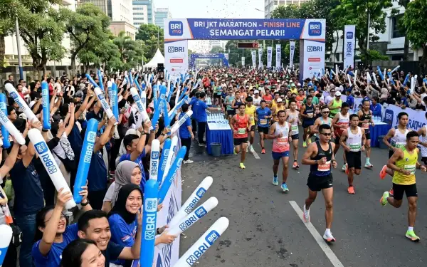Balon Tepuk Pulang Pisau digunakan oleh suporter untuk menyemarakkan acara maraton.