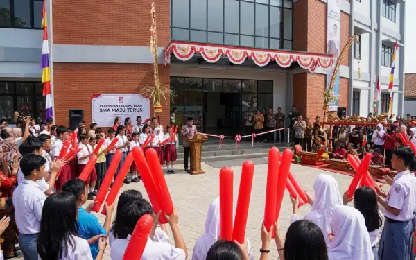 Siswa sedang memeriahkan peresmian gedung sekolah baru.