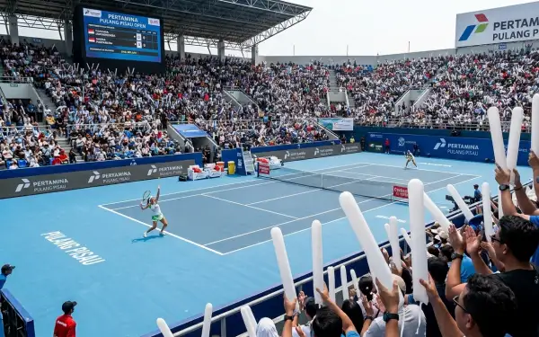 Penonton memberikan semangat pada peserta pertandingan tenis.