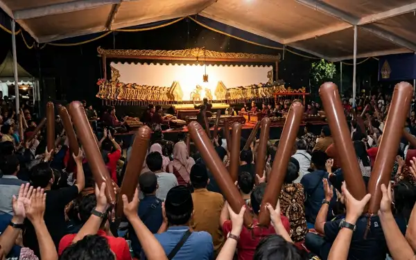 Balon Tepuk Pulang Pisau menambah kemeriahan pertunjukan wayang di hadapan para penonton.