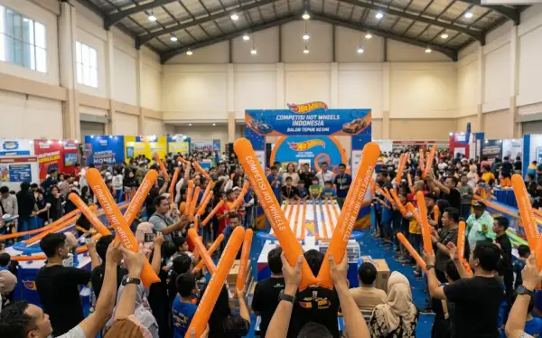 para peserta memeriahkan acara kompetisi mainan Hot Wheels.