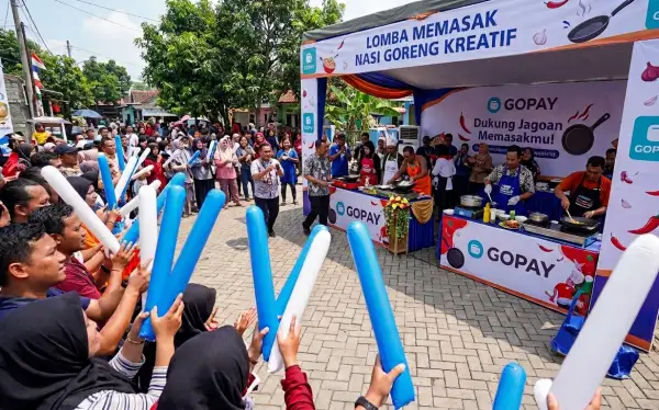 Penonton memeriahkan lomba memasak nasi goreng kreatif