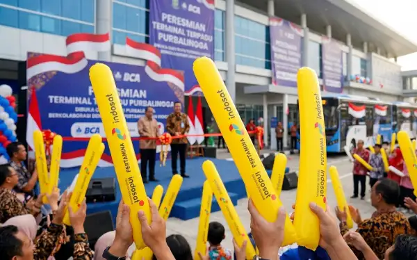 Balon tepuk Purbalingga berwarna kuning digunakan untuk meramaikan acara peresmian terminal